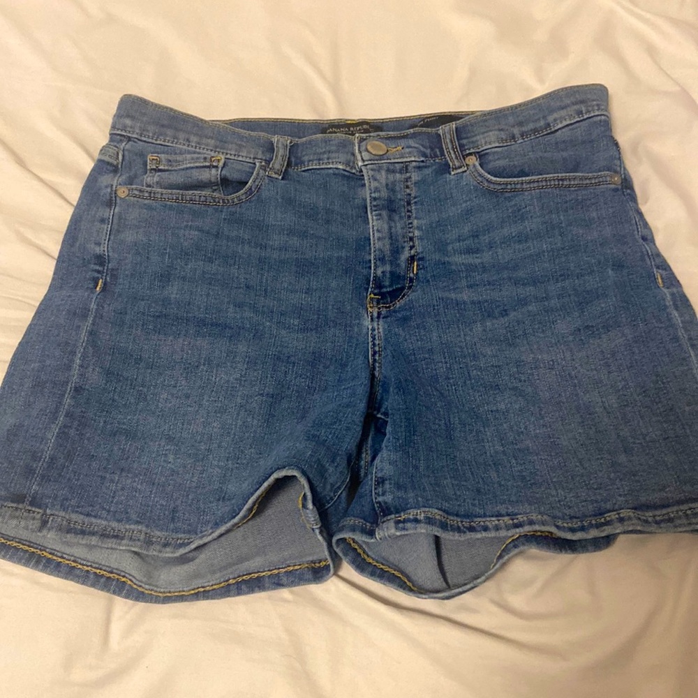 Super cute banana republic size small but fit on my medium size body. Mid-rise 3